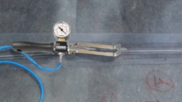 Equipo de prueba con aire comprimido verificando la estanqueidad de una junta soldada de membrana de PVC en túnel, usando tecnología Leister