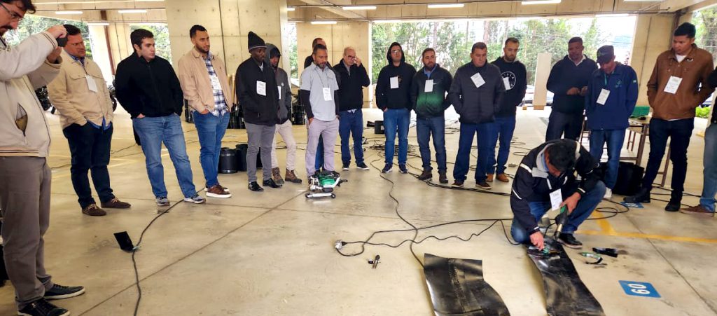 Participantes observan la instalación y soldadura de geomembranas con sopladores, soldadoras automáticas y extrusoras Leister de ABC Tecnologias