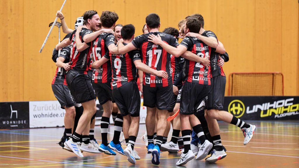 Equipo Ad Astra Obwalden celebrando en cancha; Leister TRIAC ST apoya la personalización de palos