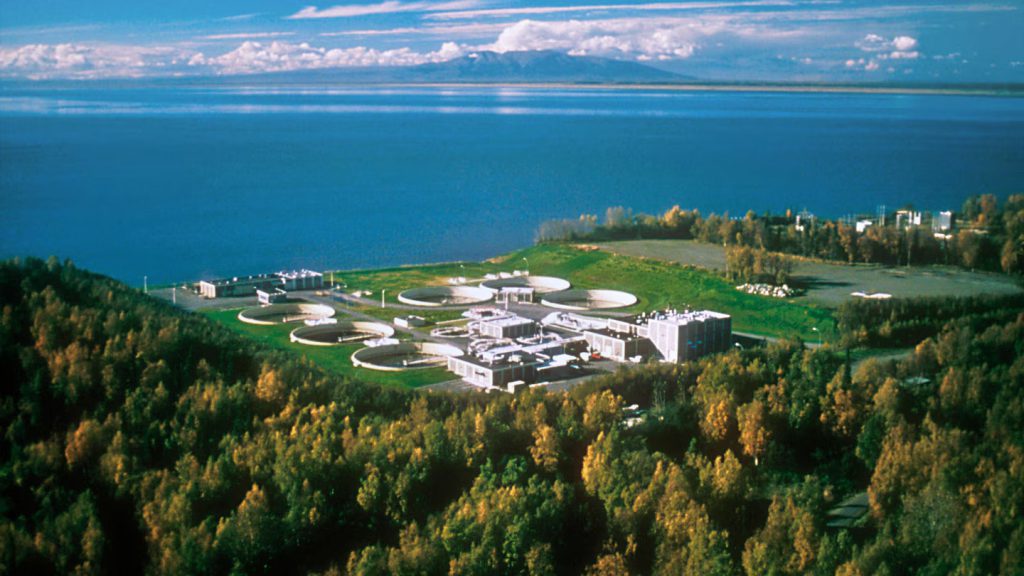 Vista aérea de la planta Anchorage Water and Wastewater Utility (AWWU) en Alaska, infraestructura de tratamiento de agua donde se aplican soluciones industriales Leister