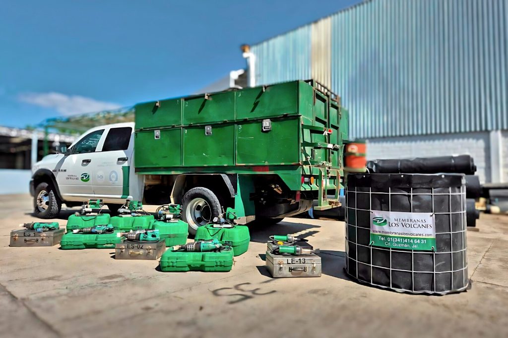 Equipos Leister para soldadura de geomembranas junto a camioneta y contenedor IBC de Membranas Los Volcanes