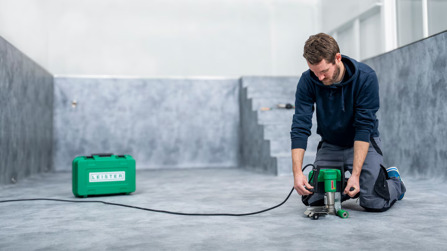 Soldadura de membranas de piscina con Leister UNIDRIVE 505 en obra, garantizando precisión, estabilidad y alta calidad visual