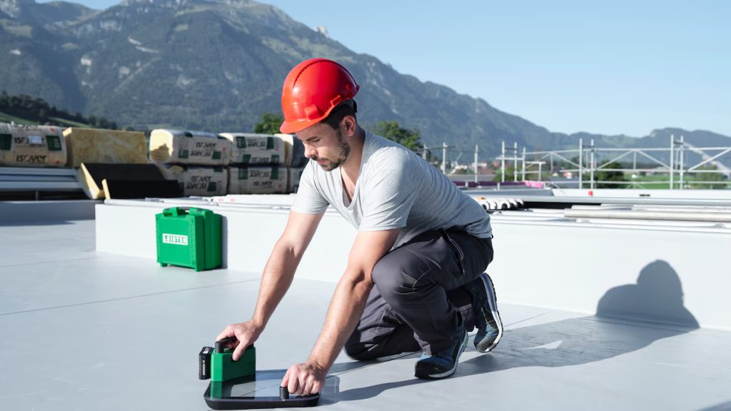 Prueba de estanqueidad de soldaduras en membranas con Leister VACUUM PLATE 100-LP alimentado por batería