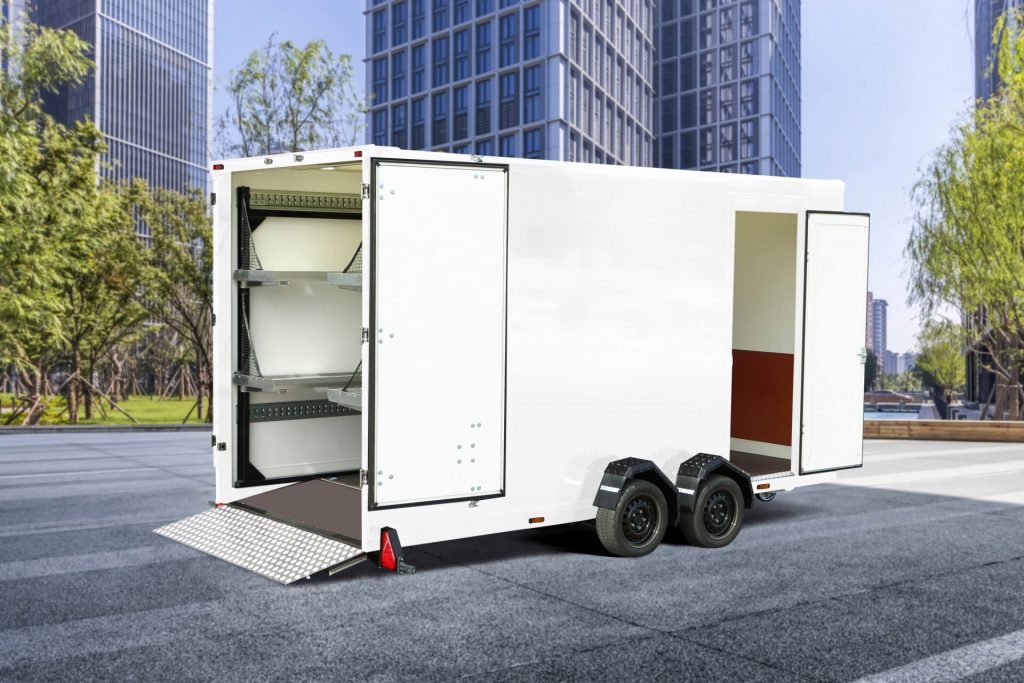 Furgón de reparto con carrocería liviana; soluciones con extrusora de soldadura de plástico Leister para transporte