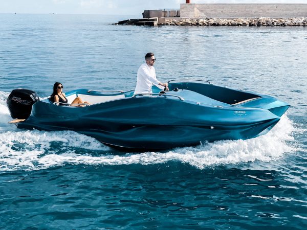 Lancha futurista de diseño compuesto navegando en el mar, fabricada con impresión 3D y calentamiento controlado con Leister LE MINI