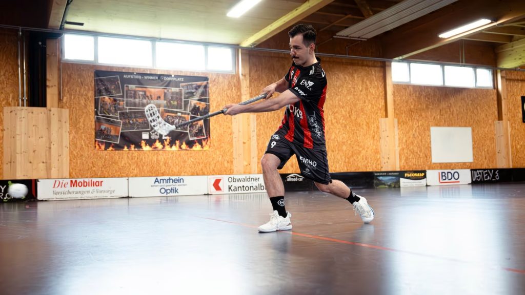 Jugador en acción con palo de floorball ajustado; palas moldeadas con Leister TRIAC ST