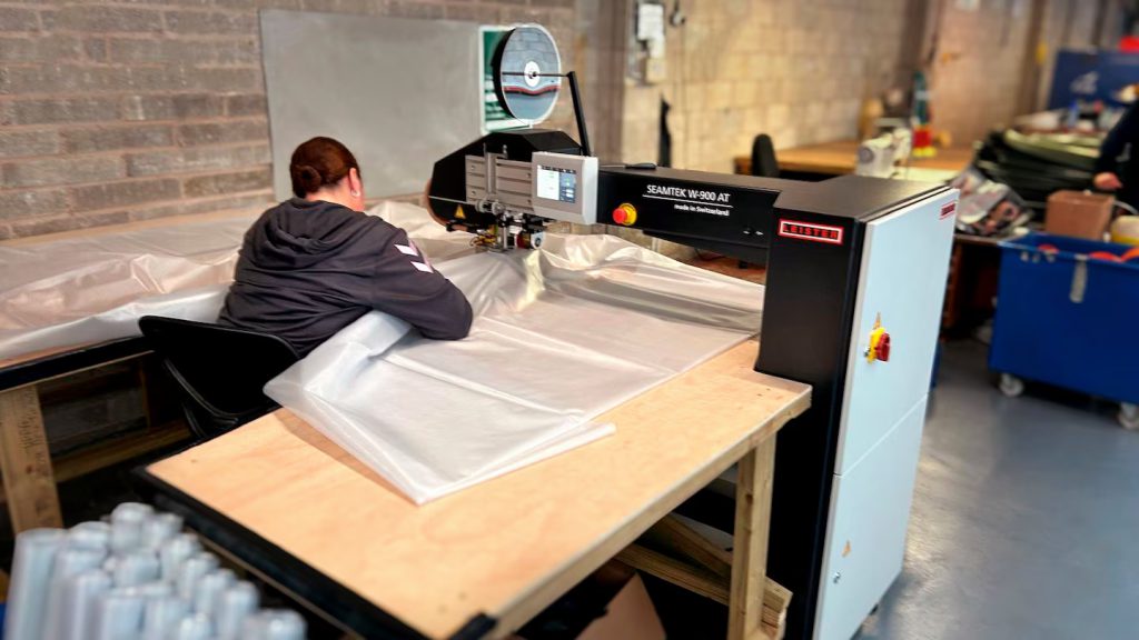 Operación de Leister SEAMTEK W-900 AT en la fabricación de productos de gran formato, logrando soldaduras precisas para lonas, cortinas tensionadas y estructuras inflables