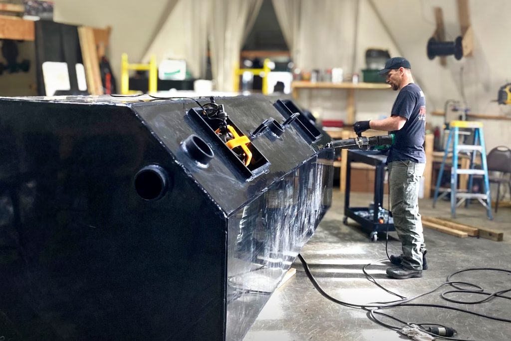 Fabricación de tanque de PEAD con soldadura por extrusión utilizando extrusoras Leister en taller de K Martin Construction en Alaska