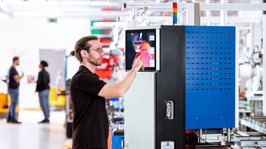 Sistema Leister Inline Welder integrado en línea de producción, con pantalla HMI para controlar soldadura láser segura de contornos 2D en piezas plásticas