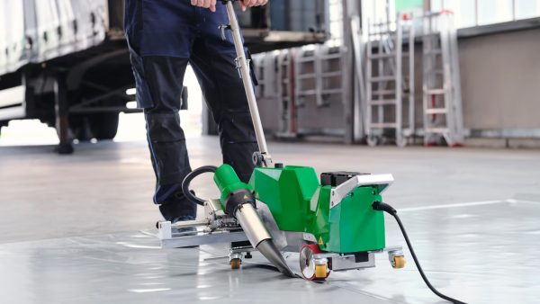 Soldadura de lonas con la máquina Leister VARIANT en un taller industrial