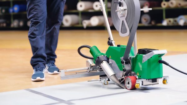 Aplicación de cinta de refuerzo utilizando la Leister VARIANT dentro de una fábrica de lonas