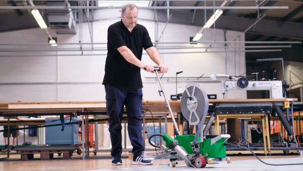 Operario demostrando la soldadura de cintas con la Leister VARIANT en ambiente de producción