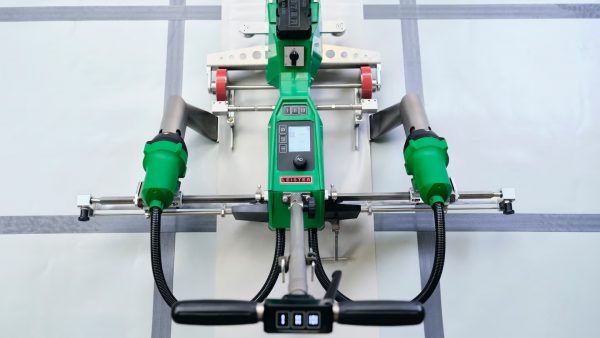 Leister VARIANT realizando soldadura doble de refuerzo