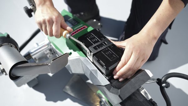 Leister VARIMAT 700 con ajuste de peso integrado para mayor presión de contacto en soldadura de membranas termoplásticas en techos
