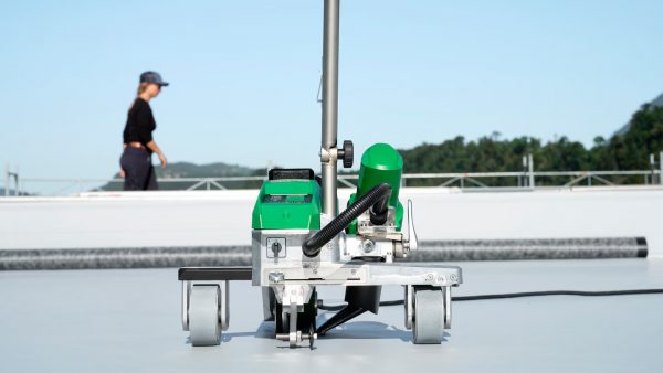 Soldadora automática Leister VARIMAT 700 desplazándose en línea recta sobre membrana de techo para soldadura precisa y estable