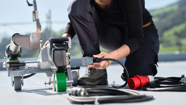 Conexión eléctrica de la Leister VARIMAT 700 con selección flexible de tensión entre 230 V y 400 V en obra