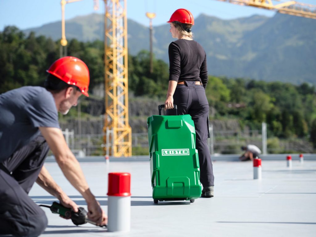 Leister VARIMAT 700 transportada en maleta resistente con ruedas grandes para traslado ergonómico en el sitio de trabajo