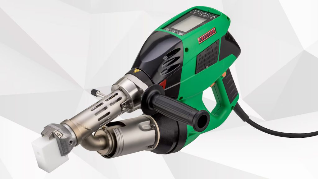 Extrusora Leister WELDPLAST S2 utilizada para soldadura de chapas de PEAD en construcción naval