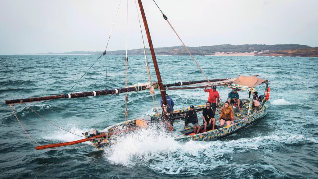 Embarcación a vela Flipflopi navegando en el océano, primer dhow del mundo hecho 100% de plástico reciclado con iniciativa respaldada por Leister