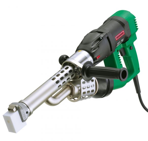 Extrusora de soldadura Leister FUSION 3C utilizada en trabajos de precisión en la instalación de geomembranas