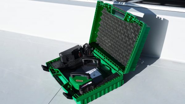 Estuche de transporte con Leister VACUUM PLATE 100-LP y batería AMPShare para control de calidad móvil de soldaduras