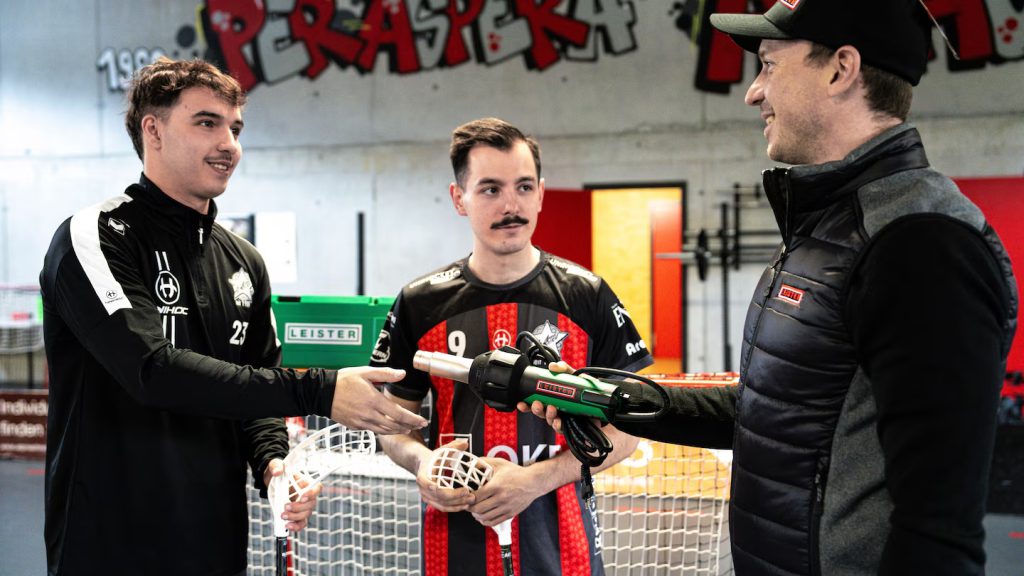 Pala plástica de floorball calentada y formada a mano junto a herramienta Leister TRIAC ST
