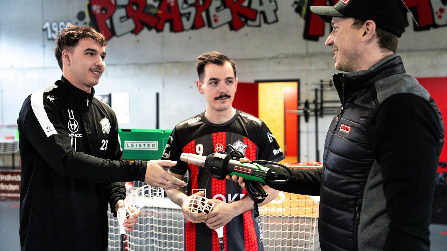 Pala plástica de floorball calentada y formada a mano junto a herramienta Leister TRIAC ST