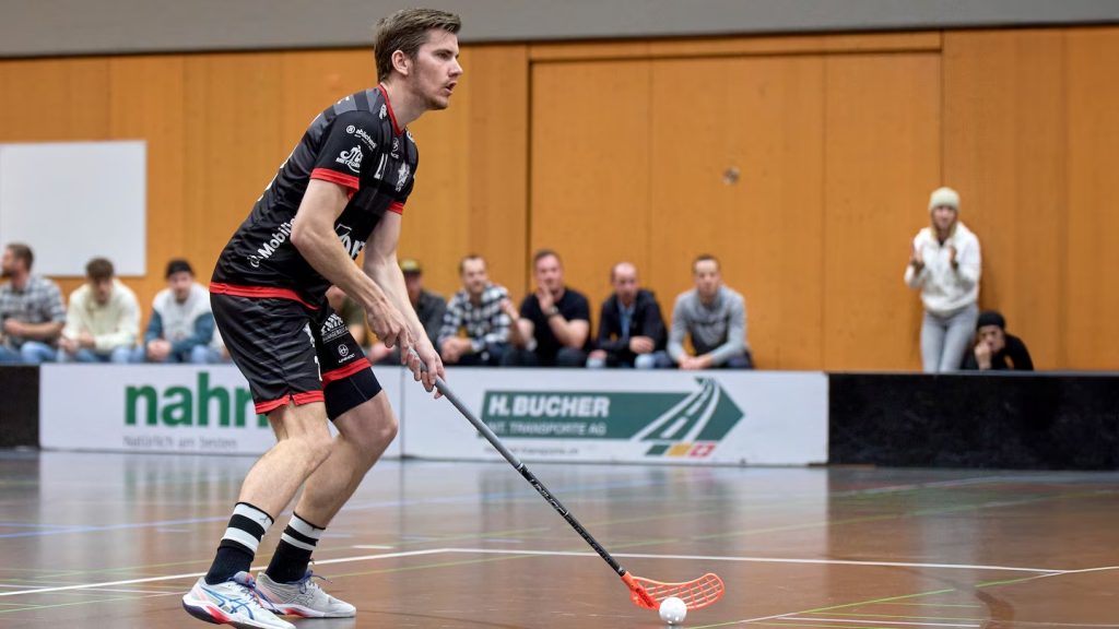 Jugador listo para jugar floorball con palo optimizado; ajuste de palas hecho con Leister TRIAC ST