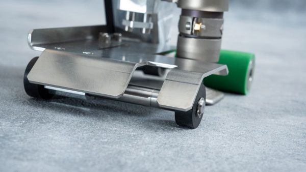 sistema de tres puntos de apoyo de la Leister UNIDRIVE 505 para soldadura estable y controlada de membranas de piscina