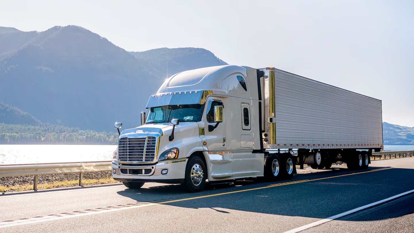 Camión con caja isotérmica para transporte refrigerado, fabricada con tecnología Leister para garantizar aislamiento térmico y eficiencia logística