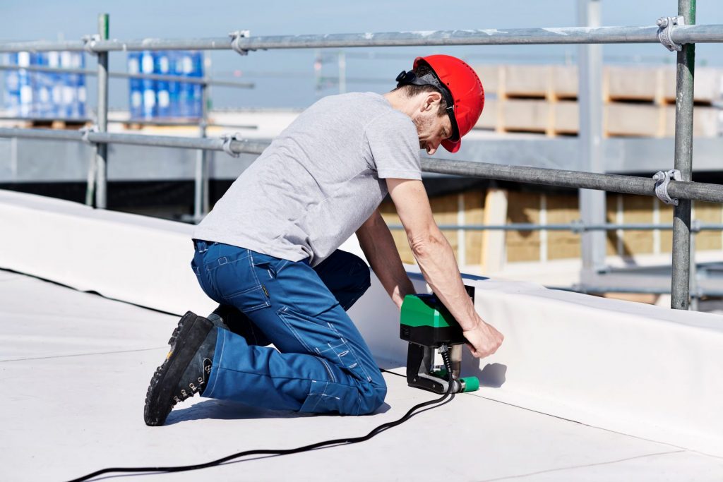 Soldadura cerca del borde y del parapeto en techo con Leister UNIDRIVE 500, ideal para espacios reducidos