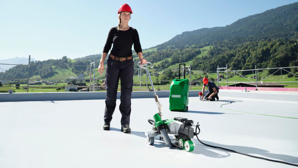 Soldadura de membranas termoplásticas en techos planos realizada con la soldadora automática Leister VARIMAT 700