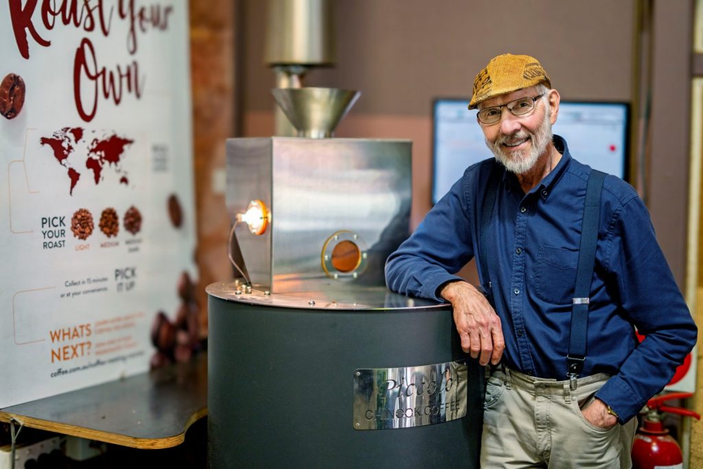 Dan Fitzsimmons junto al tostador Piccolo equipado con sistema de calentamiento por aire caliente Leister