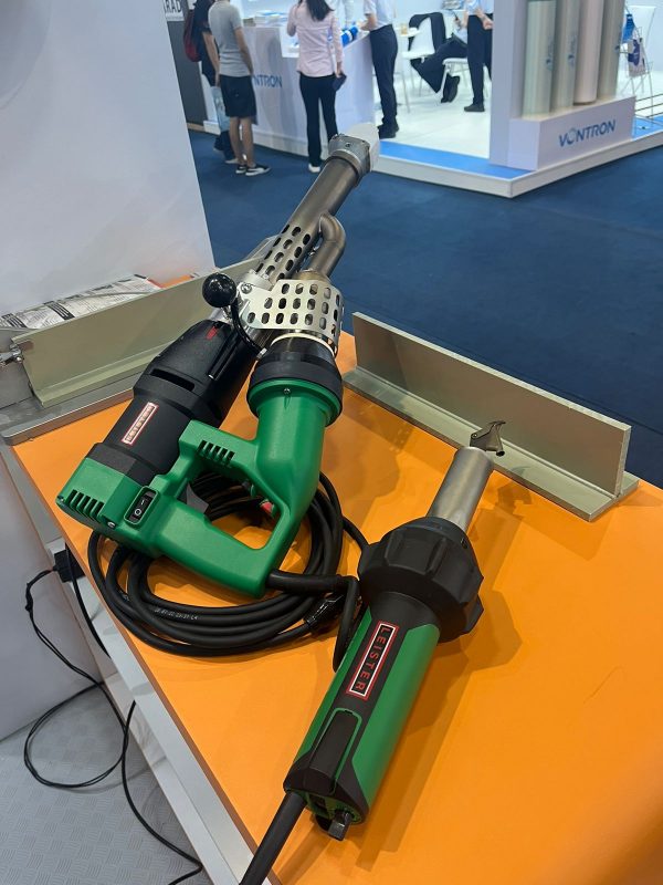 Herramientas Leister utilizadas en demostraciones de soldadura de chapas plásticas durante la FENASAN 2024, en alianza entre Lamiex Plásticos y ABC Tecnologías