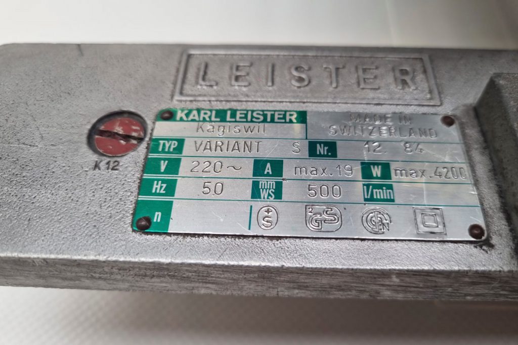 Placa de identificación de la máquina de soldadura Leister VARIANT S, evidenciando su fabricación en 1984 y uso prolongado