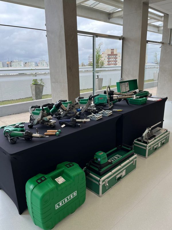 Mesa con herramientas Leister de ABC Tecnologias disponibles para práctica de soldadura e instalación de geomembranas