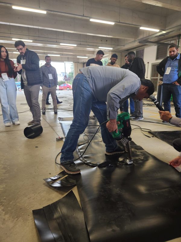 Práctica de soldadura de geomembranas con extrusora manual Leister durante el curso 2024