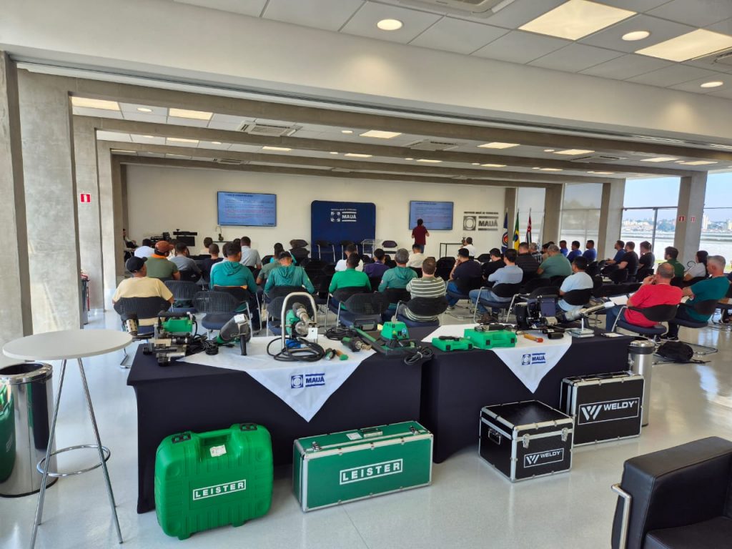 Clase teórica del Curso Brasileño de Instalación de Geomembranas con exhibición de equipos Leister y Weldy