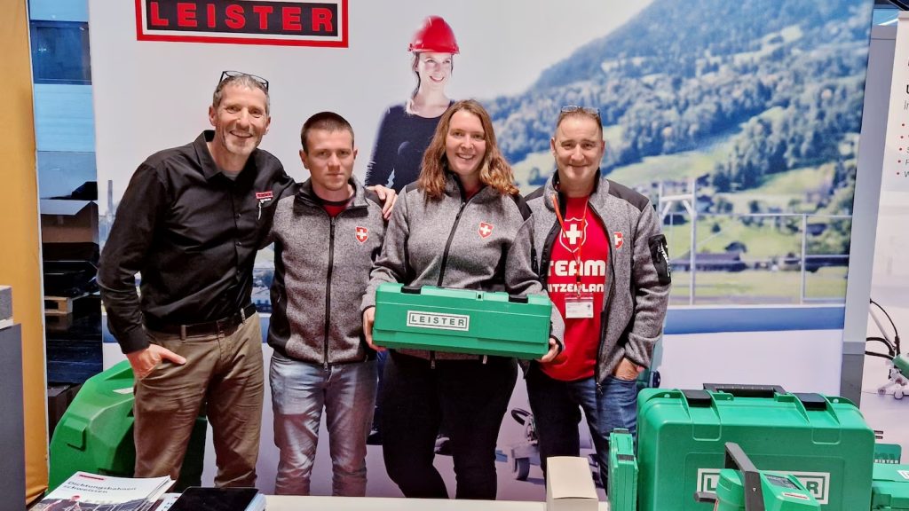 Equipo de Suiza premiado con la medalla de plata en el Campeonato Mundial de Jóvenes Telhadistas, patrocinado por Leister con soluciones profesionales de soldadura