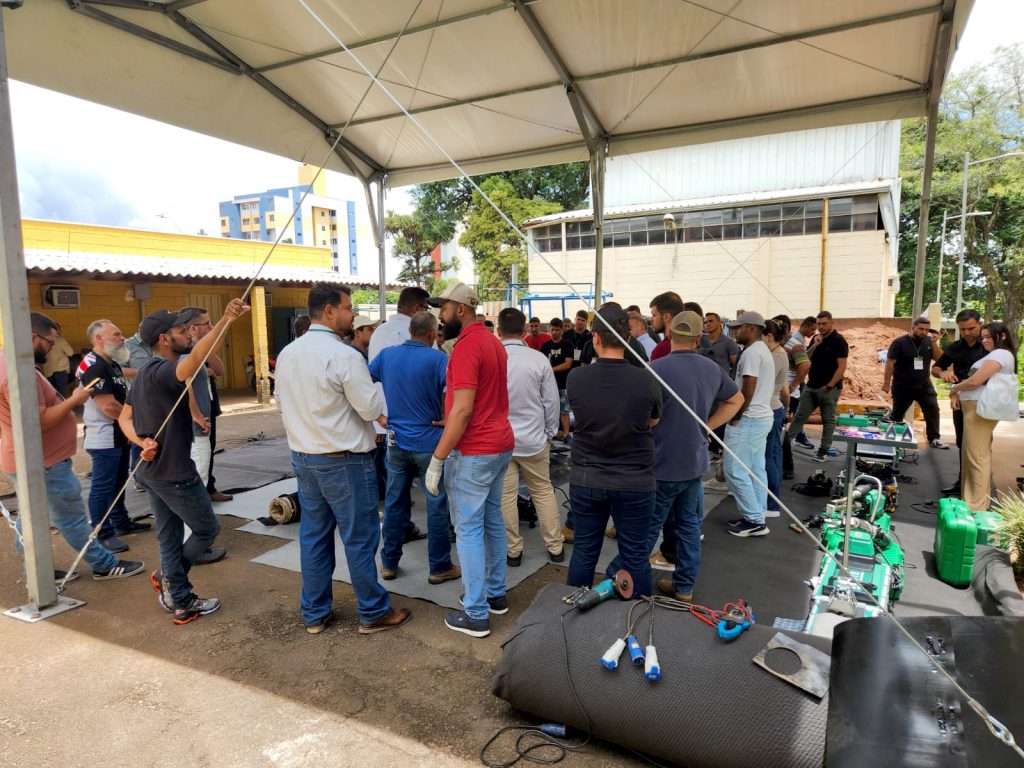 Participantes reunidos en módulo práctico del curso de geomembranas en Brasil utilizando equipos Leister