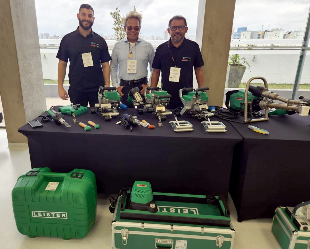 Equipo de ABC Tecnologias apoyando el curso con equipos Leister para capacitación en instalación de geomembranas