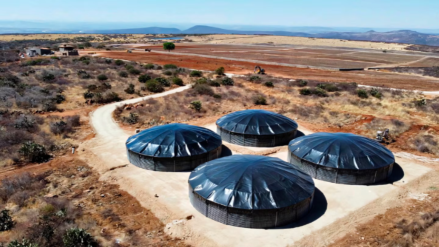 Reservorios de almacenamiento cubiertos con geomembrana instalada por Membranas Los Volcanes con apoyo de equipos Leister