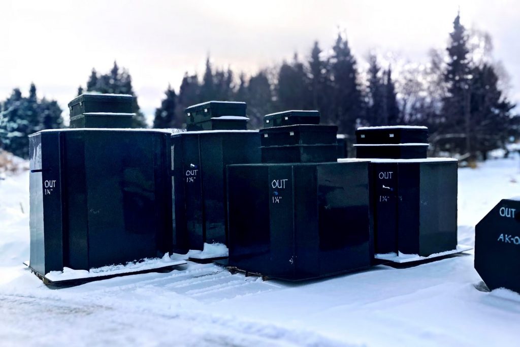 Tanques de PEAD terminados y listos para uso en condiciones de invierno extremo en Alaska, producidos con tecnología de soldadura Leister