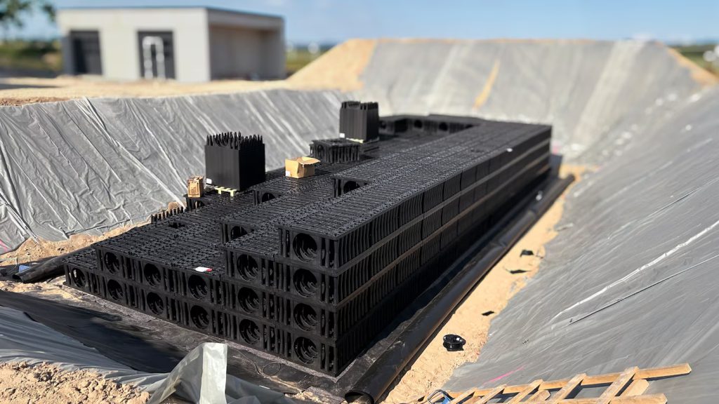 Trinchera de infiltración con módulos plásticos tipo caja montados sobre geomembrana para retención de aguas pluviales, con soporte de Leister