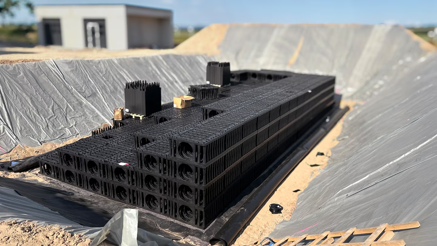 Trinchera de infiltración con módulos plásticos tipo caja montados sobre geomembrana para retención de aguas pluviales, con soporte de Leister