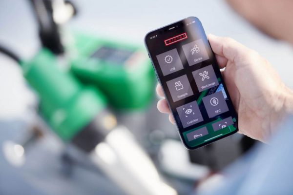 Monitoreo en tiempo real de datos de soldadura de geomembranas con Leister LQS mientras una soldadora automática Leister ejecuta la costura