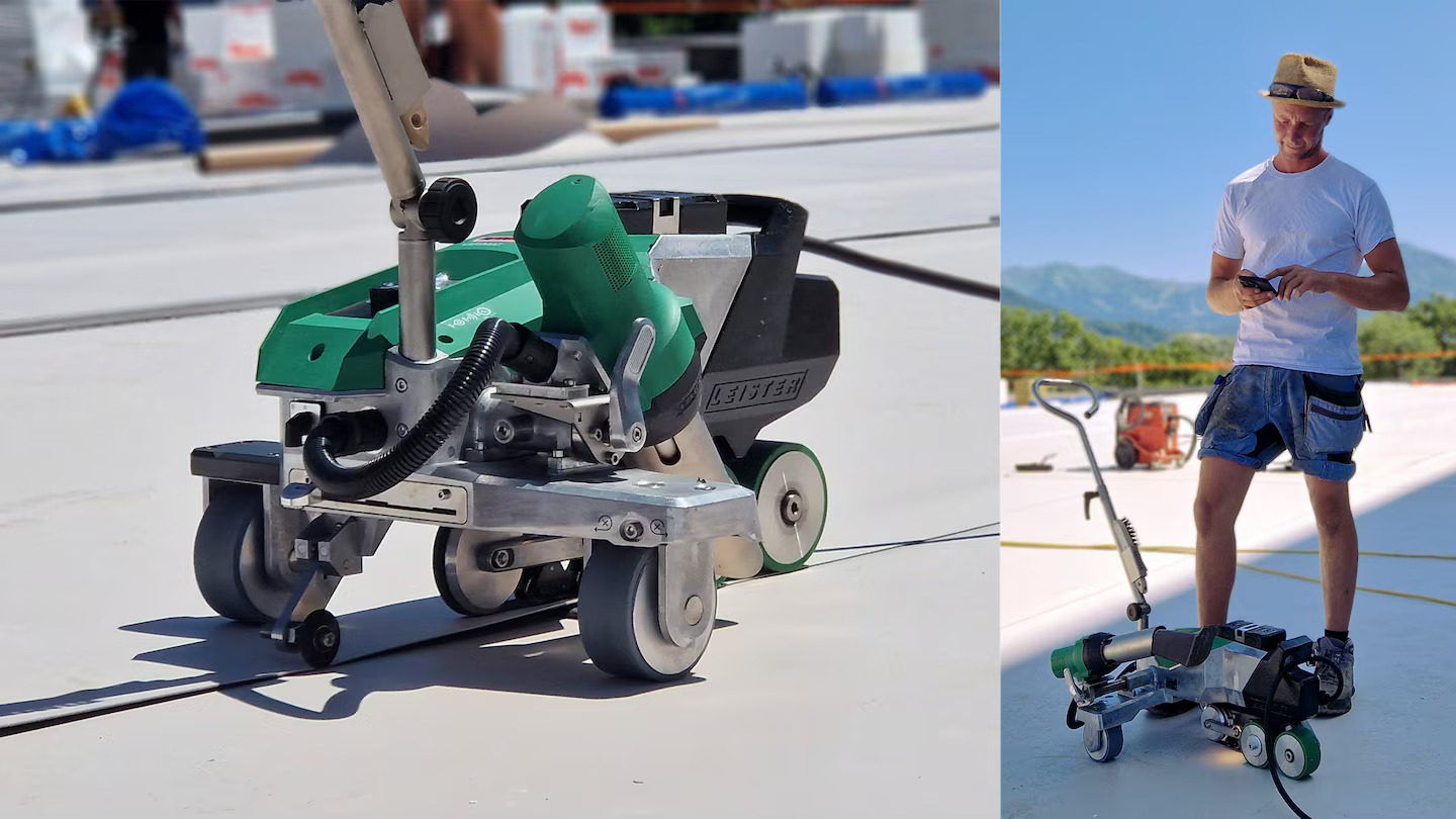 Máquina automática Leister VARIMAT 700 realizando soldadura de membrana FPO en techo plano, con operario supervisando el proceso y registro digital