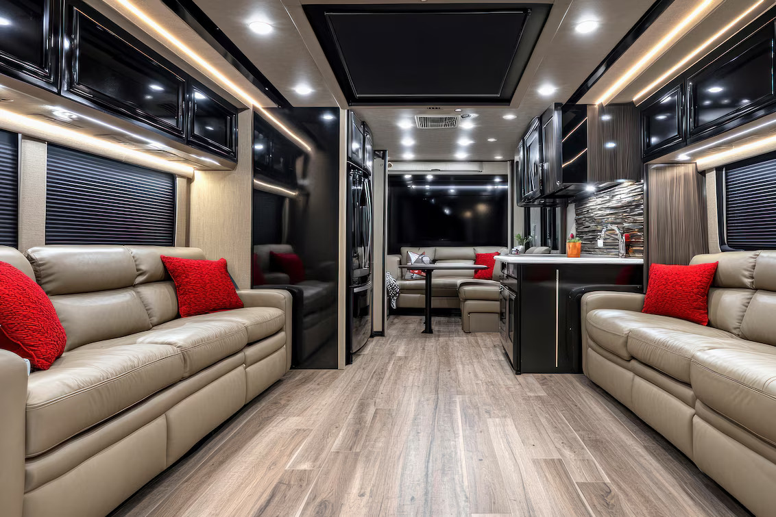 Interior moderno de un motorhome con piso tipo vinilo y mobiliario integrado, con acabados que pueden realizarse con soluciones de soldadura Leister