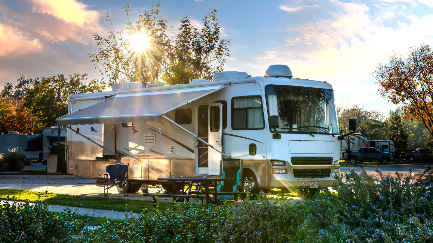 Motorhome estacionado con toldo extendido en un área de camping, instalación y costuras del toldo asociadas a procesos con Leister