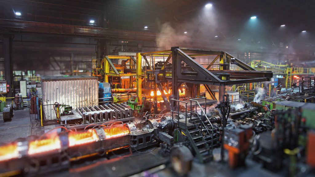 Planta industrial de acero con líneas de proceso y alta exigencia operativa, entorno donde el secado con aire caliente Leister ayuda a reducir fallas por humedad